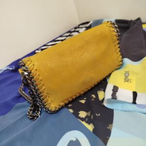 Pochette en suédine jaune moutarde avec chaîne métallique