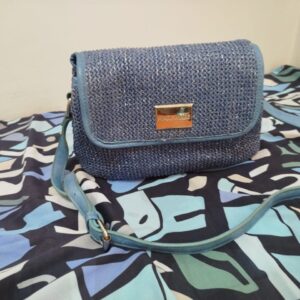 Sac bandoulière en raphia bleu