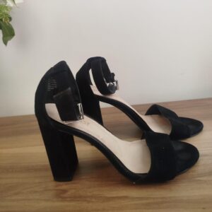 Sandales à bride cheville en daim noir