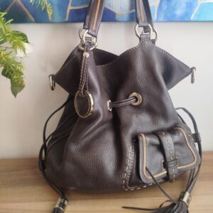 Sac seau en cuir grainé marron avec pompons