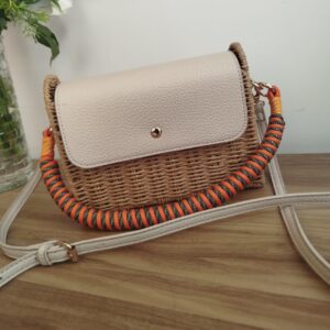 un sac à bandoulière en osier et rotin