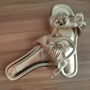 Sandales dorées à nœud plissé