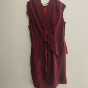 une robe  bordeaux
